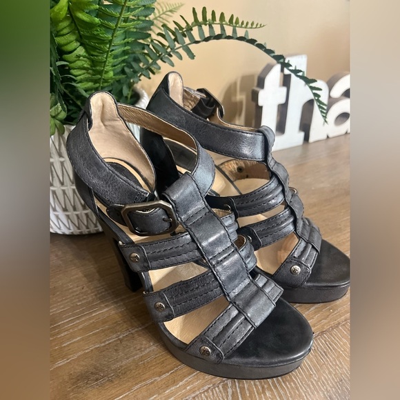 Frye Catrin Trapunto Platform Strapy
Gladiator Heels Sandals Gray Leather Sz 6.5 - Picture 7 of 15